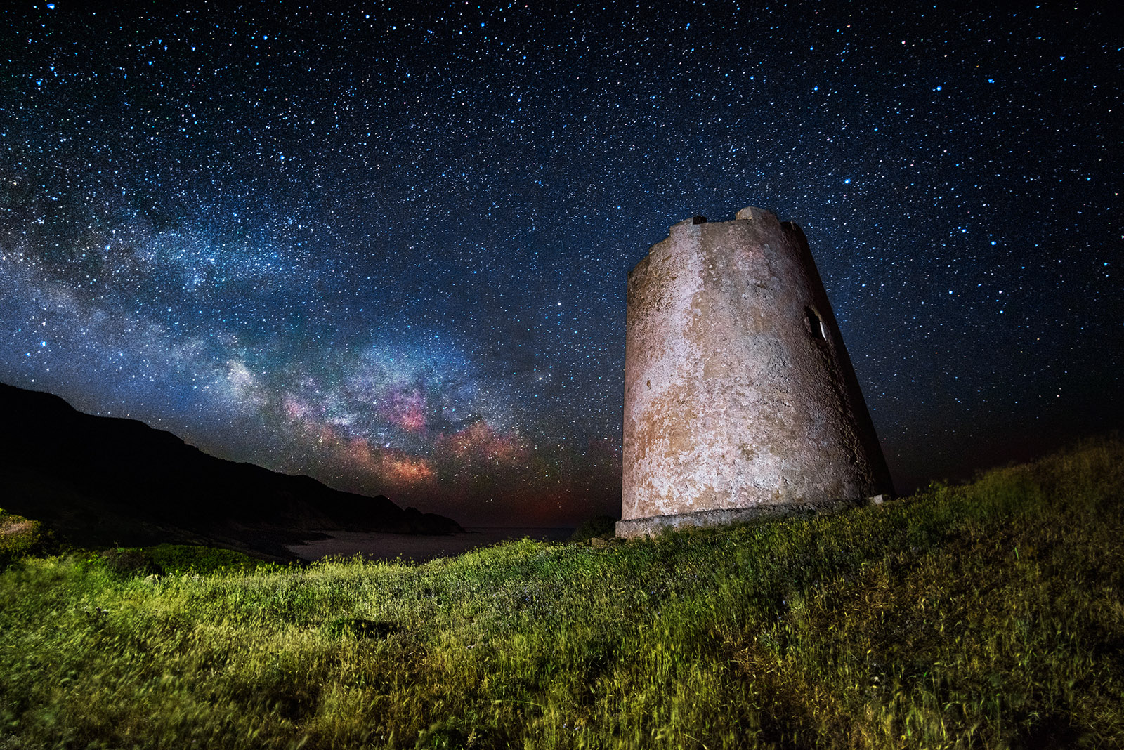 The milky way behind an acient watchtower - very low noise fot this type of pictures